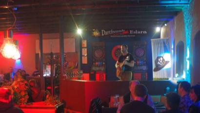 Bild: gz
Beim Open-Stage am "Heustodl" zeigt der Kabarettist eine unterhaltsame Mischung aus Gaudi und Musik.