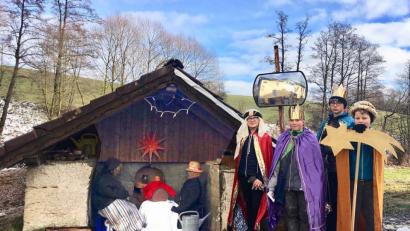 Bild: rfü
Die Thurndorfer Sternsinger besuchen das Christkind nicht in einem Stall, sondern im Backofen im Weiler Krücklasmühle.