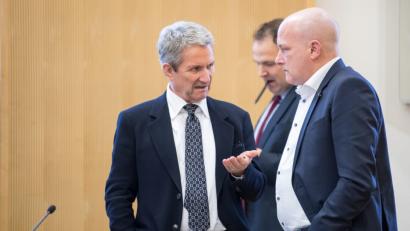 Archivbild: Peter Kneffel/dpa
Der suspendierte Regensburger Oberbürgermeister Joachim Wolbergs (SPD, rechts) und Volker Tretzel, Bauunternehmer, unterhalten sich im Gerichtssaal. Im laufenden Korruptionsprozess geht es um Vorteilsannahme und -gewährung sowie Parteispenden.