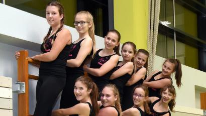 Bild: bgm
Im Training arbeiten die Mädels der Neustädter Jugendgarde mit ihren neuen Trainerinnen viel an ihrer Kraft und Kondition. Bei den Auftritten dürfen sich die Zuschauer außer auf eine tolle Choreographie auch auf die neuen Gardekleider freuen.