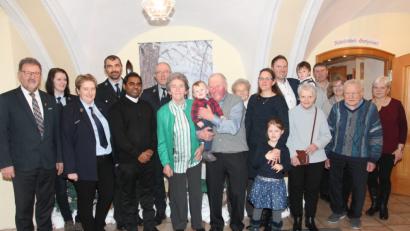 Bild: pi
Erwin Lang (mit Enkel auf dem Arm) genießt die Feier zum 80 Geburtstag.