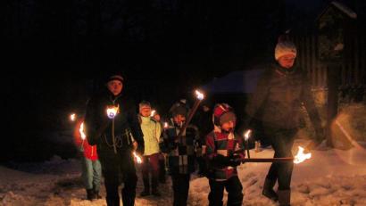 Bild: hai
Mit Fackeln machen sich die Outdoor-Kids des Fichtelgebirgsvereins und weitere Kinder daran, das Winterfeuer zu entzünden.