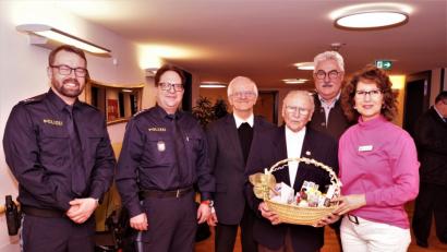 Bild: arw
Bei bester Gesundheit feierte Josef Karl (Dritter von rechts) 95. Geburtstag. Es gratulieren Romane Podschun für das Altenheim sowie Bürgermeister Rupert Troppmann, Stadtpfarrer Josef Häring, die beiden Polizeihauptmeister Cornelius Peter und Jürgen Harwardt (von links).