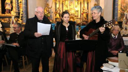 Bild: Hirsch
Die Familie Kohlmeier würdigte das Kind in der Krippe mit dem Lied: „Oh Jesus schlaf süß, deine Äugelein schließ und deine Ruhe genieß“.