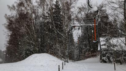 Bild: rw
Auch wenn am Skilift Pfaben schon Schnee liegt - er reicht noch nicht aus, um den Lift für die Skifahrer zu eröffnen.