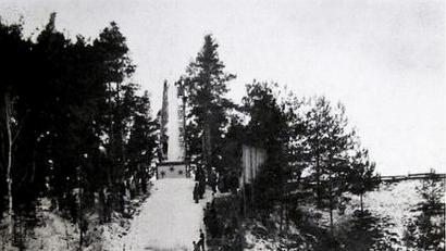 Archivbild:  exb/Konrad Kraus
Im 6. Januar 1953 wurde beim SV Störnstein eine Skiabteilung gegründet. Mit großem Eifer machten sich die Mitglieder an den Bau der Skisprungschanze „Drei Sterne“ am Bühl. Der Schanzenrekord: 42 Meter durch Heini Klopfer.