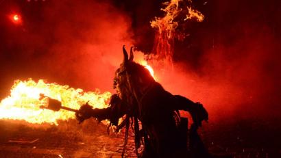 Bild: Kunz
Ein höllisches Spektakel: Die "Oberpfälzer Schlossteufel" setzen den Oberen Markt unter Feuer.