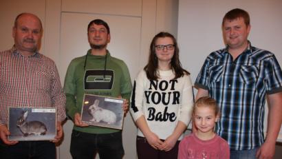 Bild: kro
Über überregionale Erfolge freuen sich die Mitterteicher Kaninchen- und Geflügelzüchter. Im Bild (von links) Ludwig Grillmeier, Jens Kamm, Jasmin Schiener, Hanna Tretter und Vereinsjugendleiter Michael Lang.