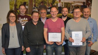 Bild: jr
Bei einer Feier würdigte Landtechnik Malzer langjährige Mitarbeiter. Im Bild (von links) Geschäftsinhaberin Karin Riedl, Josef Hecht, Seniorchef German Malzer, Alfons Döllinger, Stefan Schieder, Volker Brodmerkel, Reinhard Burger und Bernd Riedl.