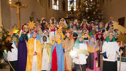 Bild: jr
Bei einem feierlichen Gottesdienst mit Stadtpfarrer Anton Witt (hinten rechts) wurden die Sternsinger entsandt.