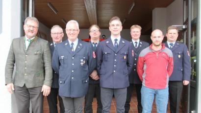 Bild: pi
Kommandant Wolfgang Reber (rechts) beförderte mehrere Kameraden, darunter Hans-Jürgen Wirth (Dritter von links) zum Oberlöschmeister.