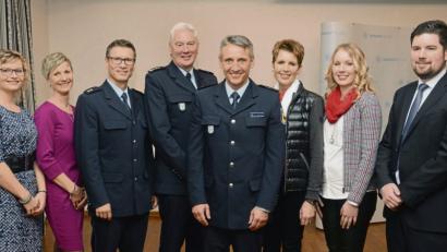 Bild: Gabi Schönberger
Karl-Heinz Blümel (Vierter von rechts), Präsident der Bundespolizeidirektion, begrüßt Gerhard Höfler (Dritter von links) als Leiter der Bundespolizei Waidhaus mit den Dienstorten Bärnau und Weiden. Dessen Dank gilt Ehefrau Angela (Zweite von links) und den Töchtern Anja (links) und Carina, die in Flitterwochen auf Kuba weilt. Höfler folgt auf Wolfgang Franz (Vierter von links) aus Untersteinbach bei Pfreimd, der künftig mehr Zeit für Ehefrau Waldtraud, Tochter Melanie und Sohn Daniel hat.