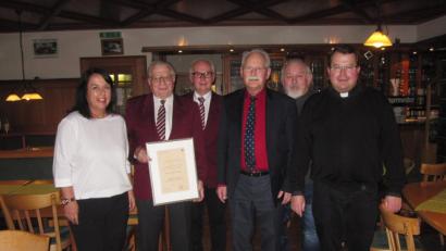 Bild: e
Bei den Ehrungen (von links): Bürgermeisterin Alexandra Sitter, Ehrenvorsitzender Hans Koller, Vorsitzender Herbert Ernst, neuer Chorleiter Helmut Fischer, Sängergruppenvorsitzender Adolf Gassner und Pfarrer Klaus Haußmann.