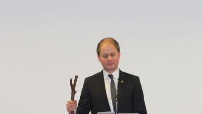 Bild: Christopher Dotzler
Pfarrer Stefan Wagner nutzte einen Stock, um Metaphern in seine Rede einzubauen.