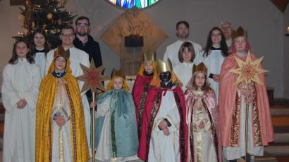Bild: az
Die Sternsinger erhalten in ihren prächtigen Gewändern den Segen des Priesters.
