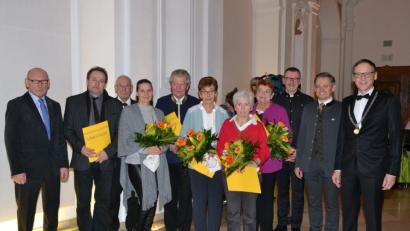 Bild: pz
Traditionell werden beim Neujahrsempfang Persönlichkeiten geehrt, die sich in der Vergangenheit mit vorbildlicher ehrenamtlicher Tätigkeit verdient gemacht haben. Von links 2. Bürgermeister Karlheinz Hoyer, Thomas und Yvonne Rosner für Gertraud Rosner und dahinter Pater Friedhelm Czinczoll sowie Robert Treml, Josefine Koch, Emma Helm und Adele Rustler sowie Stadtpfarrer Thomas Vogl, MdL Tobias Reiß und Bürgermeister Bernd Sommer.