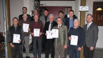Bild: knh
Ehrenamtsbeauftragter Peter Kraus (hinten, rechts), Vorsitzender Richard Paulus (hinten, links), dritter Bürgermeister Richard Kammerer (vorne, rechts) und Landtagsabgeordneter Stephan Oetzinger (hinten, links) gratulieren den Geehrten zu ihren Auszeichnungen und baten sie um weitere Treue zum Verein.