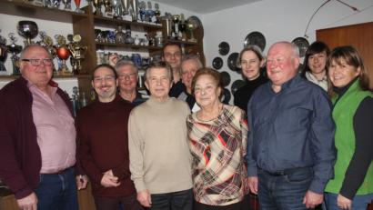 Bild: frd
Zahlreiche Gratulanten überbrachten Erhard Wagner (Vierter von links) die besten Glückwünsche zu seinem runden Geburtstag. Hunderte von Trophäen (im Hintergrund) zeugen von einem sportlichen Leben, das ihm nun im Alter durch eine immer noch gute Fitness zugutekommt.