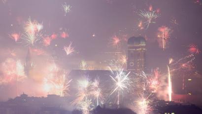 Bild: Matthias Balk/dpa
Feuerwerksraketen explodieren in der Silvesternacht über der Frauenkirche in München. Aber auch Rauchschwaden ziehen über die Stadt hinweg.