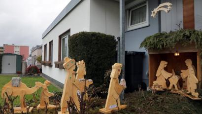 Bild: Wolfgang Steinbacher
Die große Krippe im Garten von Gregor Fritsch in der Röntgenstraße. Die Figuren hat er alle selbst hergestellt. Nachts leuchtet der Stern.