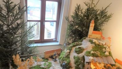 Bild: tu
Eine der herrlichen handgefertigten Weihnachtskrippen von Anton Pöpperl im Stadtmuseum mit dem Kreuzbergkloster und der Wallfahrtskirche auf dem ehemaligen Schlossberg als Bestandteil einer der sehenswerten Krippenlandschaften..
