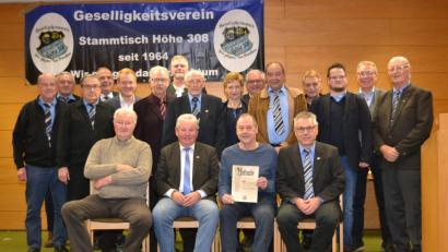 Bild: hcz
Die drei Geehrten Hans Weber (25 Jahre Mitgliedschaft), Hans Forster (10 Jahre) und Hermann Stadler (30 Jahre) mit Vorsitzendem Max Schmöller (von links) zusammen mit den neu Gewählten und den Ehrengästen.