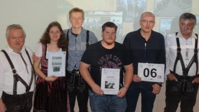 Bild: rwo
Böllervorsitzender Ludwig Walter (rechts) und Konrad Götz (links) gratulieren den Gewinnern der Hauptpreise, Katja Bäuml, Michael Höllerl und Rudolf Stahl (von links).