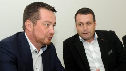 Bild: Stephan Huber
Der SPD-Bundestagsabgeordnete und Generalsekretär des Landesverbands, Uli Grötsch, und Kreisvorsitzender Uwe Bergmann (von links) wollen alles daran setzen, dass die SPD kommunal präsent ist.