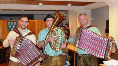 Bild: jp
Die Roum Boum, Sebastian, Dominik und Thomas (von links), kamen mit ihren Gstanzln beim Kastler Recht wieder bestens an.