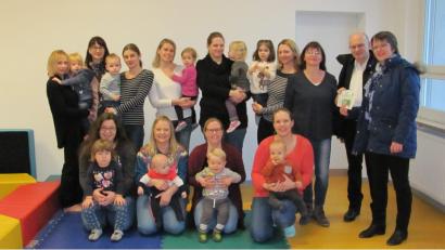 Bild: sei
Daniela Fuhrmann (hinten, rechts), Manfred Klier (hinten, Zweiter von rechts) und Andrea Bertelshofer (hinten, Dritte von links) überreichen an Claudia Bertelshofer (hinten, Dritte von rechts) 300 Euro für die Eltern-Kind-Gruppen.