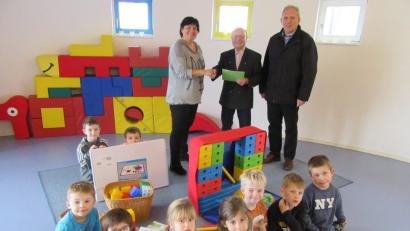 Bild: ang
Kindergartenleiterin Karin Krenkel, die Buben und Mädchen und Bürgermeister Werner Prucker (rechts) danken Hans Wagner für die erneut großzügige Spende im Zusammenhang mit dessen 95. Geburtstag.