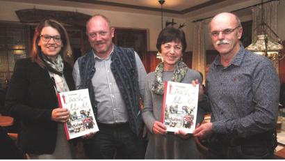 Bild: Hirsch
Vorsitzender Joachim Kröplin (Zweiter von links) und Ehrenvorsitzender Max Lippert (rechts) überreichten den beiden stellvertretenden Bürgermeisterinnen Ulrike Roidl (Zweite von rechts) und Martina Engelhardt (links) die ersten Exemplare des "Fronberger Löschbladls".