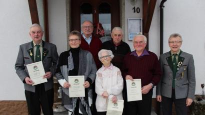 Bild: soj
Die Geehrten (von links): Vorsitzender Reinhold Schraml, Inge Grohmann, Bernd Steinbruckner, Barbara Hora, Josef Heindl, Helmut Kern und stellvertretender Vorsitzender Josef Bauer.