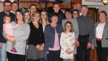 Bild: sei
Irene Tafelmeier (vorne Mitte) feiert mit Familie und Freunden den 80. Geburtstag.