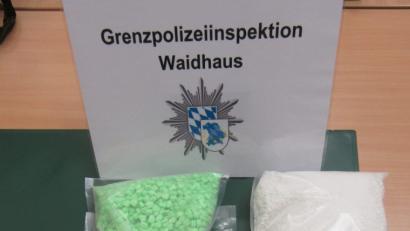 Bild: Grenzpolizeiinspektion Waidhaus
Die Polizei stellt bei Vohenstrauß Speed und Ecstasy sicher.