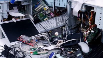 Bild: exb
Der Absatz von Elektro- und Elektronikgeräten ist in den vergangenen Jahren drastisch gestiegen und die Tendenz zur Entwicklung von immer neuen Geräten mit kürzerer Lebensdauer nimmt weiter zu. Werden diese Geräte unbrauchbar oder durch Neue ersetzt, landen sie in der Regel im Abfall.