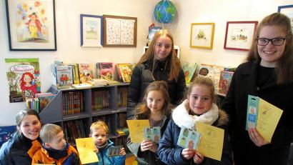 Bild: rpp
Mit einem goldenen Vielleserausweis und Magnetlesezeichen-Sets als kleines Geschenk zeichnet die Bücherei Vincent Costa (mit seiner Mama), Sebastian Schmidt, Sandra Müller, Elisa Bodner, Hannah Sieber und Lena Schmidt (von links) aus.