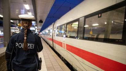 Bild: Daniel Karmann/dpa
Eine Polizistin steht auf dem Bahnsteig am Nürnberger Hauptbahnhof neben einem ICE der wegen einer Bombendrohung zuvor evakuiert wurde.