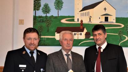 Bild: rgr
Erhard Dobmann (Mitte) ist seit 65 Jahren bei der Feuerwehr Gmünd und wurde im Rahmen der Jahreshauptversammlung geehrt. Es gratulierten Vorsitzender Tobias Schatz (links) und Bürgermeister Edgar Knobloch (rechts).