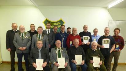 Bild: bk
Die Scheibenschützengesellschaft zeichnete Vereinsmeister, Pokalsieger und beste Blattl-Schützen aus und ehrte Mitglieder für Vereinstreue. Seit 60 Jahren sind dabei Gerhard Ertl, Hermann Heibl, seit 50 Jahren Alfred Schaller, Alois Ertl (sitzend, von rechts).