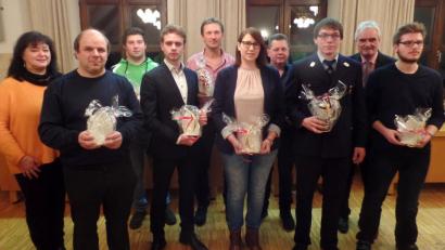 Bild: br
An sieben überwiegend junge Gemeindebürger verleihen Bürgermeister Manfred Kratzer (Zweiter von rechts) und seiner Stellvertreterin Heidi Philipp (links) beim Neujahrsempfang in Würdigung ihrer herausragenden Leistungen das Ehrenzeichen der Kommune das „Ebnather Segel“.