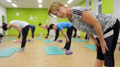 Bild: Gabi Schönberger
Sie sind bereits flott durchgestartet: Die Teilnehmer des Kurses „Pilates/FaszienMix“ bei Martina Goedecke (rechts) an der Volkshochschule.