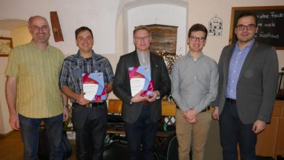 Bild: kgg
Vorsitzender Wolfgang Kunz zusammen mit Johannes Ernstberger, Peter Fuhrmann, Peter Lux und Franz Stierstorfer bei der Jahresabschlussfeier der Bauernkapelle Münchenreuth.