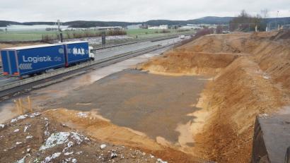 Bild: bl
Die alte Brücke über die A 93 bei Perschen ist abgeräumt. Erst im Sommer sollen die Fertigteile für die neue Konstruktion eintreffen, denn momentan ist Winterpause auf der Baustelle. Auch der genaue Zeitplan hängt nun davon ab, wann mit milderen Temperaturen zu rechnen ist.