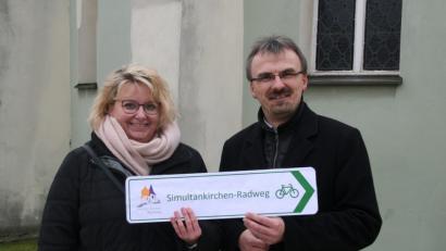 Bild: exb
Der Simultankirchen-Radweg schafft Verbindungen und bringt Menschen zusammen, meinen Pfarrer Martin Besold aus Erbendorf und Pfarrerin Nadine Schneider aus der Pfarrei Thumsenreuth-Krummennaab. Das konfessionsübergreifende Projekt hat deshalb ihre volle Unterstützung. Sie finden: „Die geplante Beschilderung ist eine sehr gute Idee.“