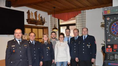 Bild: fjo
Mit Kreisbrandmeister Matthias Schmidt befördert Kommandant Andreas Neuber die Aktiven Andrea Zöphel, Florian Kleber, Julia Landgraf und Johannes Kleber (von links)..