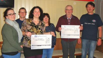 Bild: mez
Über jeweils einen Scheck über 200 Euro freuen sich Marina Frister (Dritter von links) vom Bunten Kreis aus Weiden und Herbert Putzer (Zweiter von rechts) von der Kinderkrebshilfe. Der zweite Vorsitzende des Bayern-Stammtischs, Alfred Bäumler (rechts), übergibt die Spenden mit seinen Vorstandsmitgliedern.
