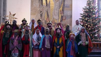 Bild: exb
Die Ministranten ziehen als Sternsinger in prächtigen Gewändern durch den Ort und bringen den Segen in die Häuser.