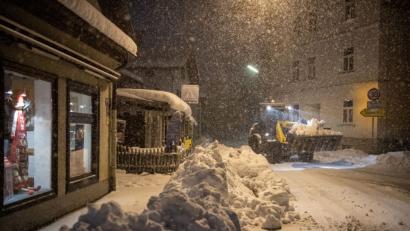 Bild: Lino Mirgeler/dpa
Ein Radlader fährt in Miesbach neben aufgetürmtem Schnee durch die Innenstadt von Miesbach. Der Landkreis Miesbach hat wegen starken Schneefalls und Unwetter einen Katastrophenalarm ausgelöst.
