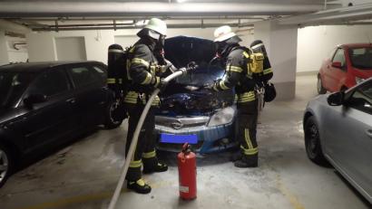 Bild: Feuerwehr Weiden
In der Tiefgarage von Witt brennt am Mittwochmorgen ein Auto. Mitarbeiter greifen zum Feuerlöscher und verhindern Schlimmeres. Die Feuerwehr Weiden kümmert sich um die Nachlöscharbeiten.